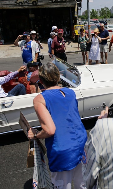 Fete the Mets: 1969 club honored with parade, keys to NYC